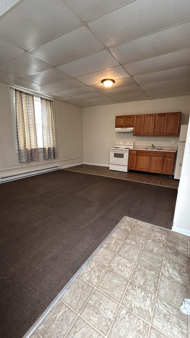 Building Photo - 3 E Elger St