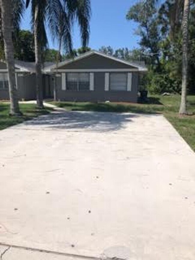 Building Photo - Available NOW! Updated Duplex in San Carlos!