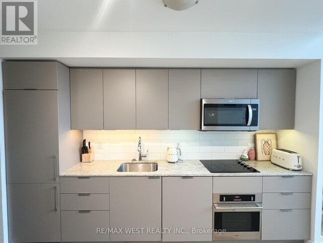 Building Photo - 5 Hanna Ave