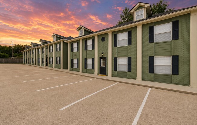 Building Photo - 1504 Broadmoor Dr