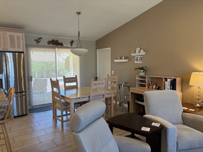 Building Photo - Welcome to this charming 2 bedroom, 2 bath...