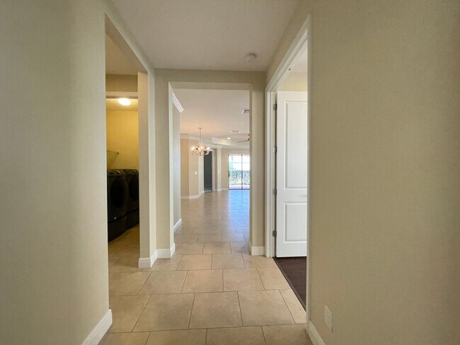 Building Photo - Available Now! 2 bedroom plus den 2 bath V...