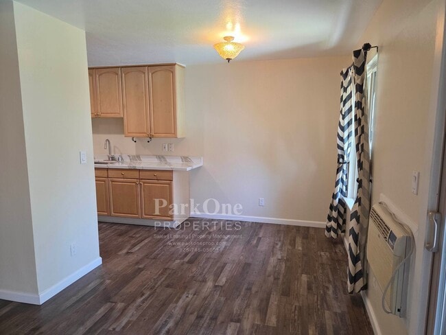 Building Photo - Super cool 2 bedroom condo with great loca...