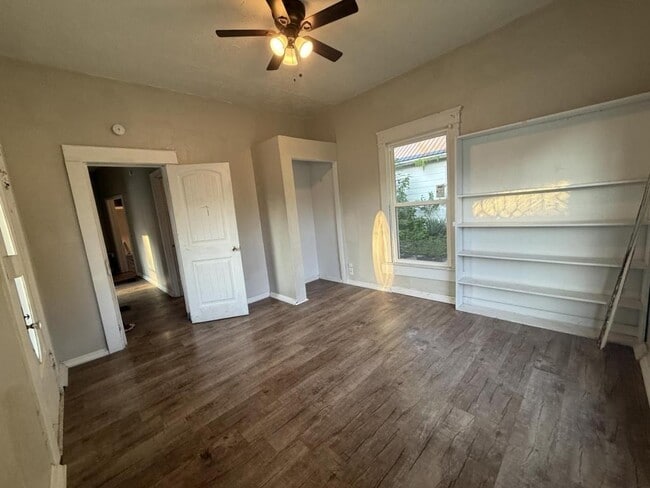 Building Photo - 303 E Hickory St