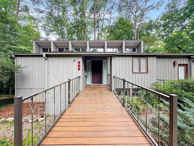 Foto del edificio - 609 Indian Springs Ct