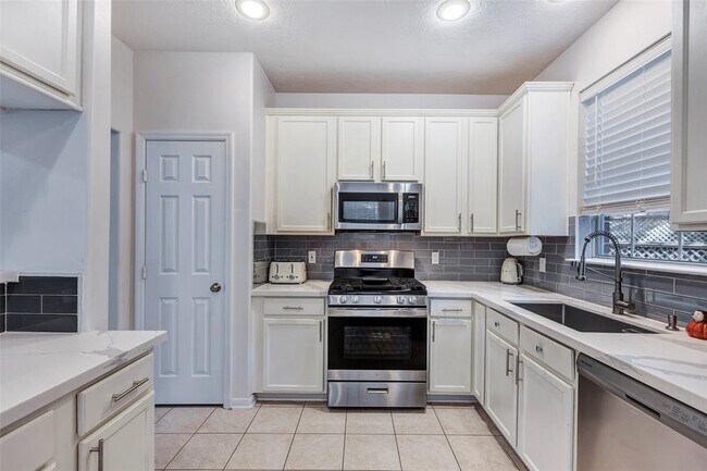 Foto del edificio - 26 Willow Point Pl