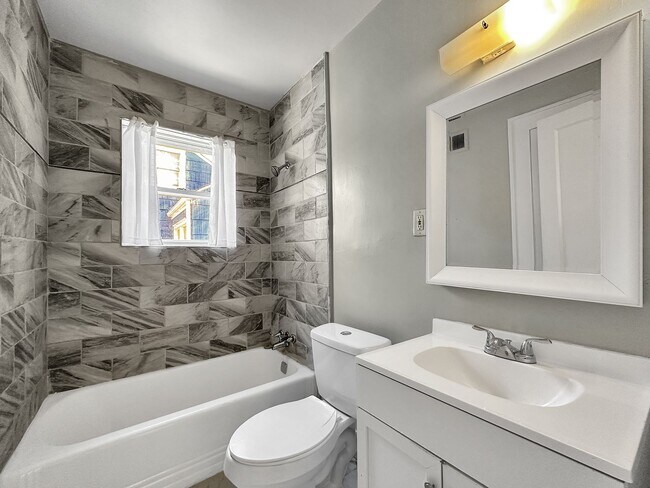 Foto del edificio - 2 bedroom 1 bath bungalow in the heart of ...