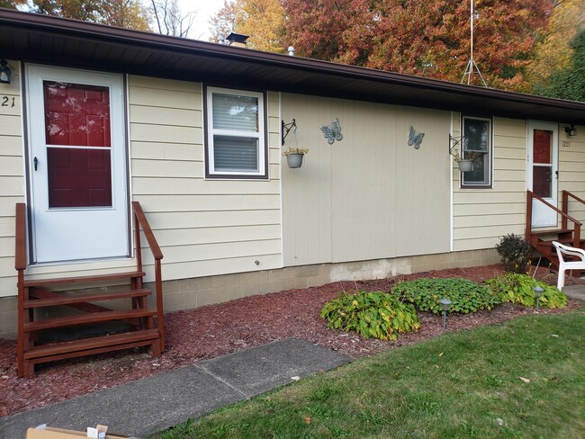 Building Photo - 1221 Derbydale Rd