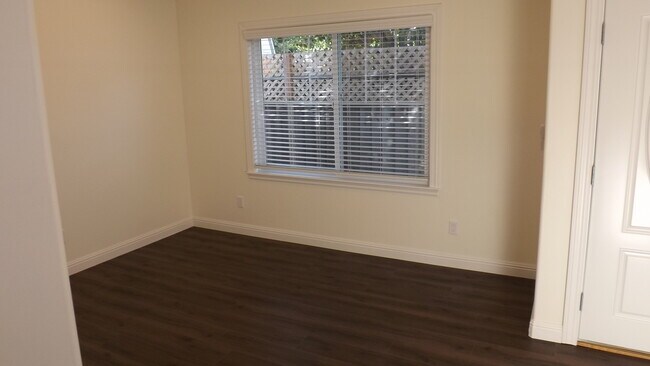 Building Photo - 926 Hummingbird Dr