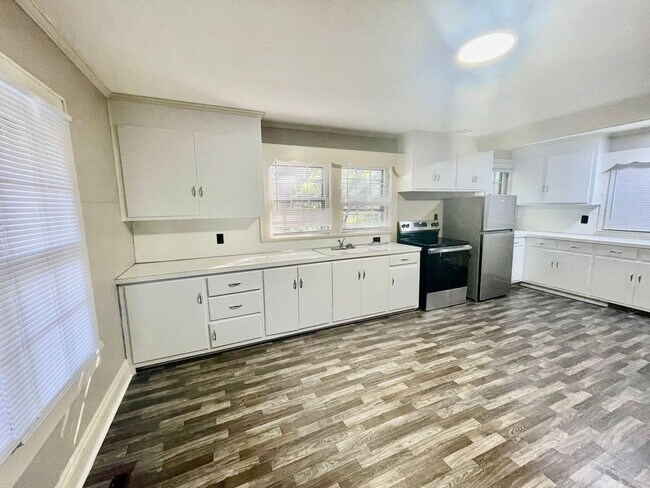 Building Photo - Welcome to this charming 2-bedroom, 1-bath...