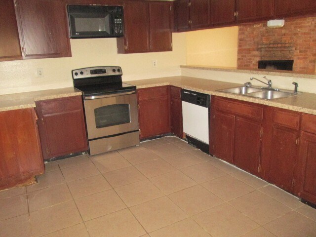 Foto del edificio - 811 Whispering Pine Dr