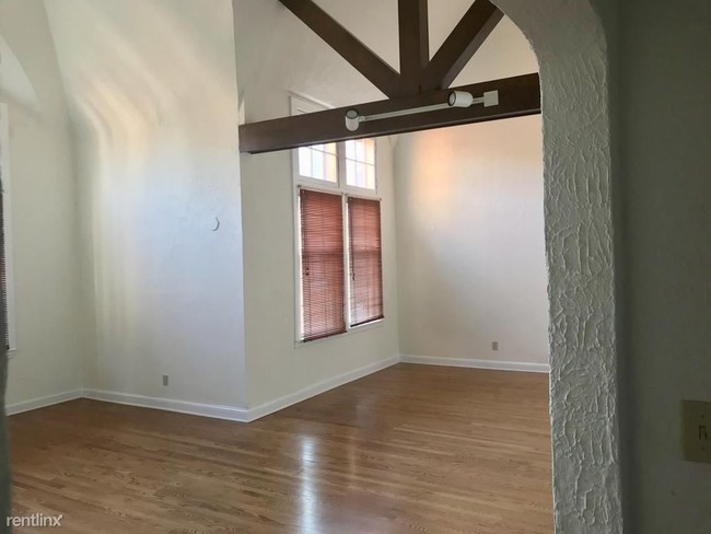 Building Photo - 2 br, 2 bath Apartment - 15700 Van Aken Blvd