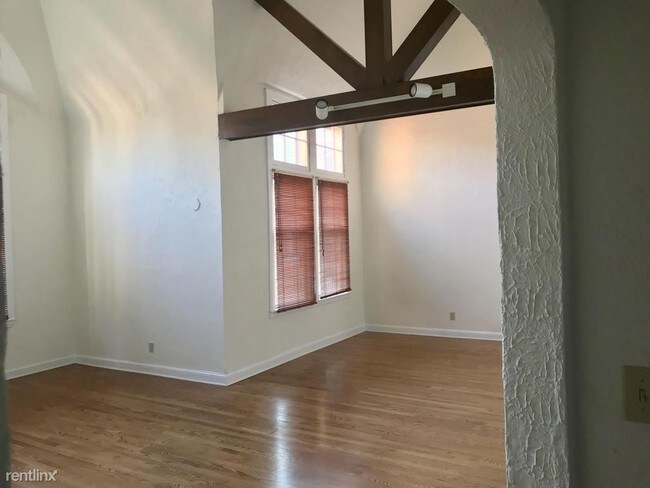 Foto del edificio - 2 br, 2 bath Apartment - 15700 Van Aken Blvd
