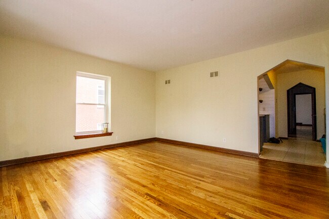 Foto del edificio - 6918 MacKenzie Rd 1S