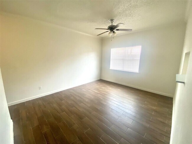 Foto del edificio - 7700 Creekbend Dr