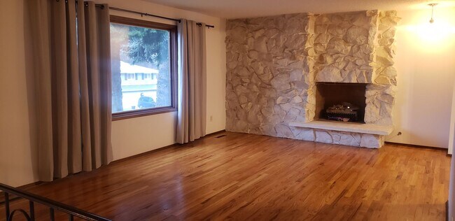Building Photo - Mead School District- 4 bedroom, 3 bath ho...