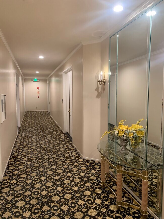 Building Photo - 120 N Swall Dr