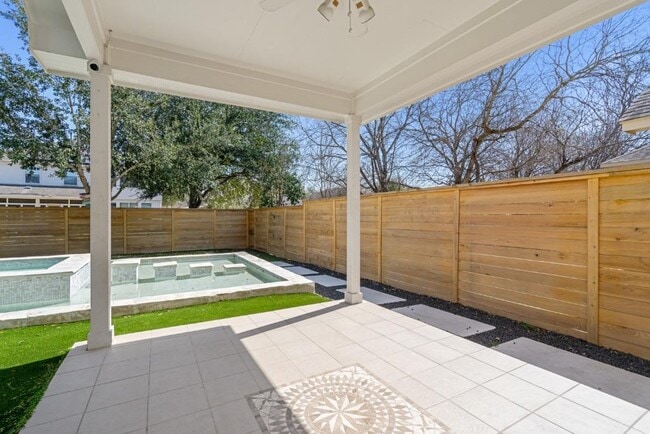 Foto del edificio - 10313 Big Thicket Dr