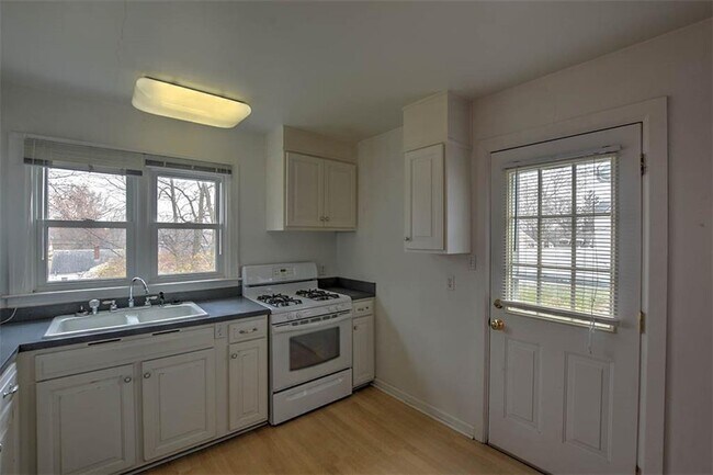 Foto del edificio - 1567 W Riverview Ave