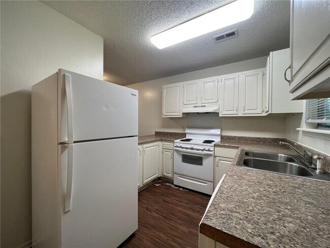 Building Photo - 532 N Betty Jo Dr