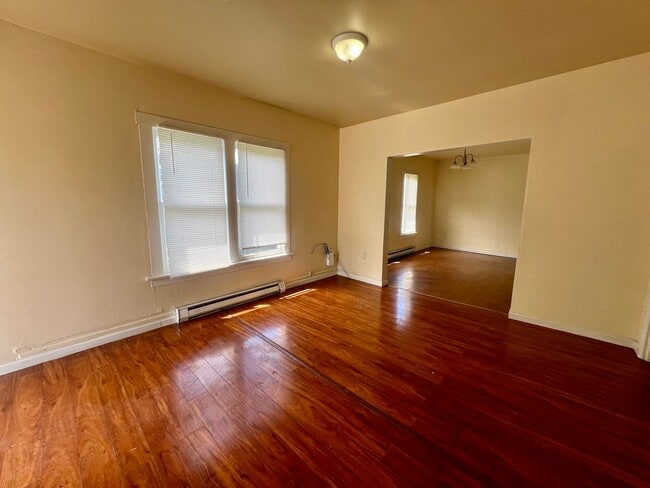 Building Photo - 3 Bed / 1 Bath Home with Outdoor Space