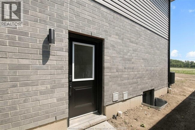 Building Photo - 3546 Hallee Cres
