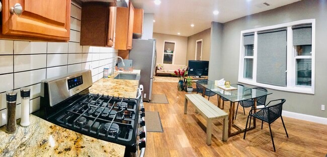 Building Photo - 687 Locust St