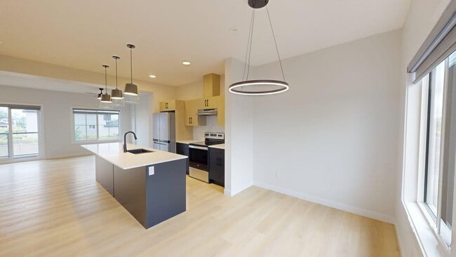 Building Photo - New executive townhouse complex in Glenrid...