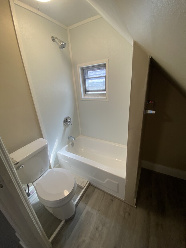 Bathroom - 1720 N Astor St