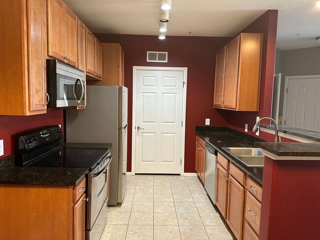 Building Photo - Beautiful 2Bd 1Bath Condo Close to Everything