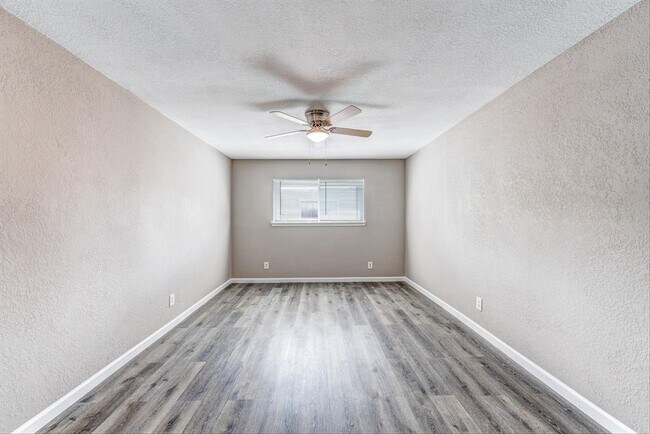 Building Photo - 521 Spring Dr