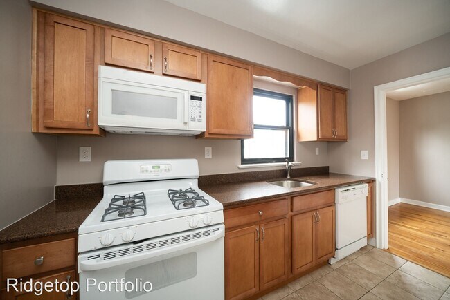 Building Photo - 307-425 Woodland Pl