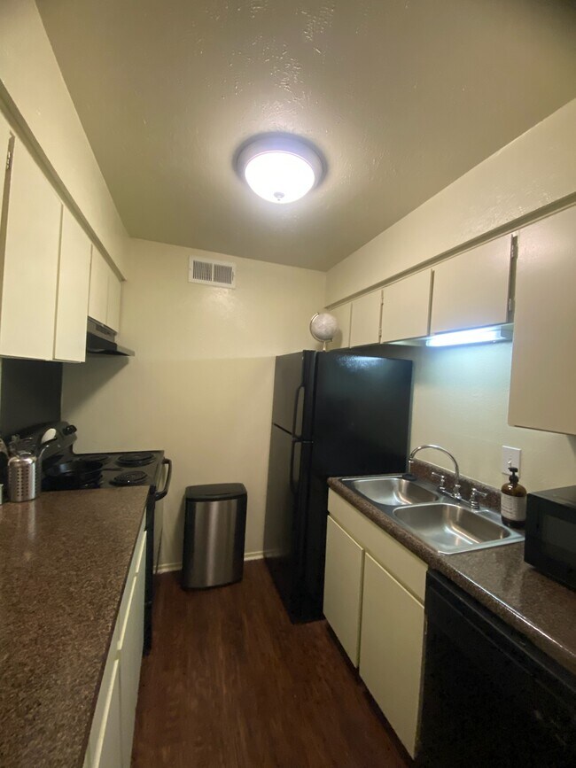 Foto del edificio - 8457 Southwestern Blvd
