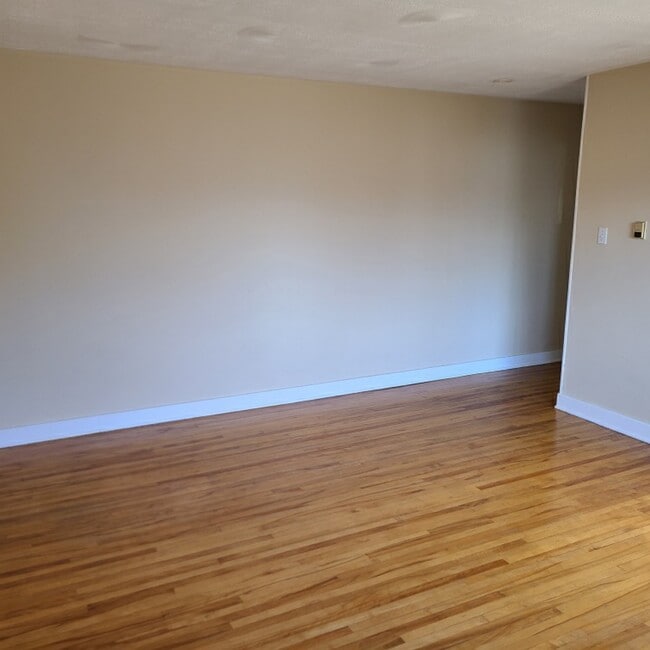 Building Photo - 445 Covert St