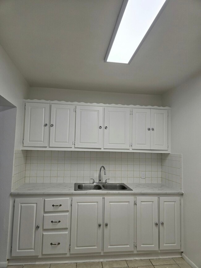 Building Photo - 300 S 5th St