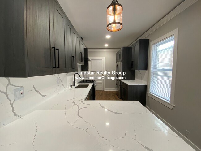 Foto del edificio - 6141 N Meade Ave