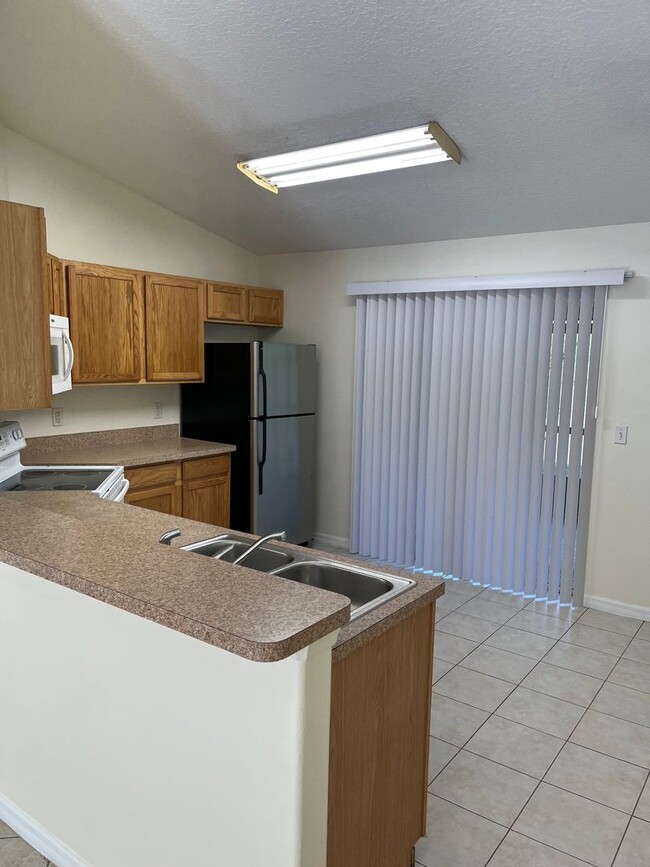Building Photo - Cute 3 bedroom, 2 bathroom duplex