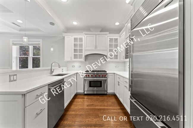 Building Photo - 2326 N Greenview Ave