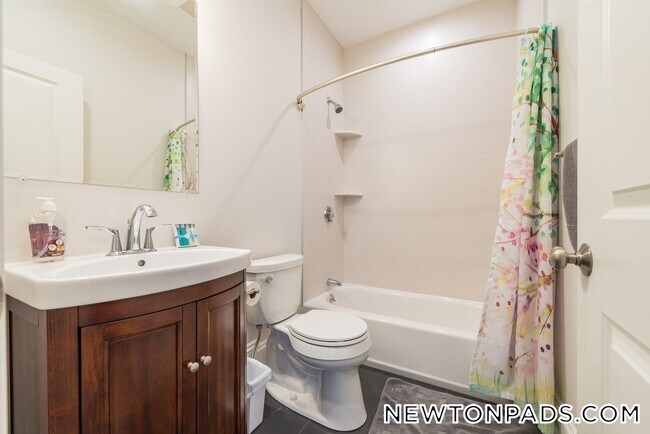 Foto del edificio - 2044 Beacon St