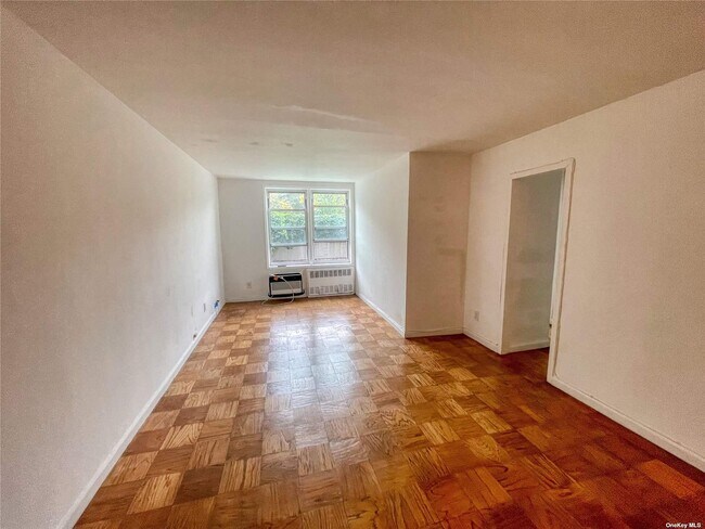 Foto del edificio - 66-10 Thornton Pl
