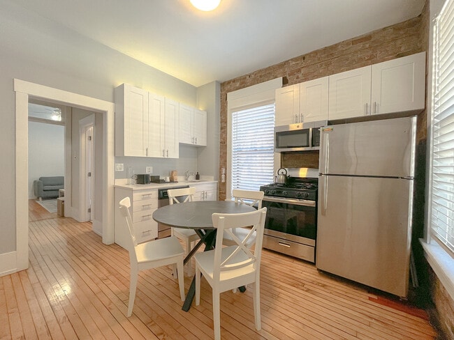 Foto del edificio - 3765 N Kenmore Ave