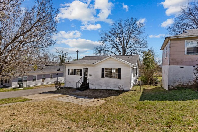 Building Photo - Beautifully Renovated 4 Bedroom 2 Bath Hom...