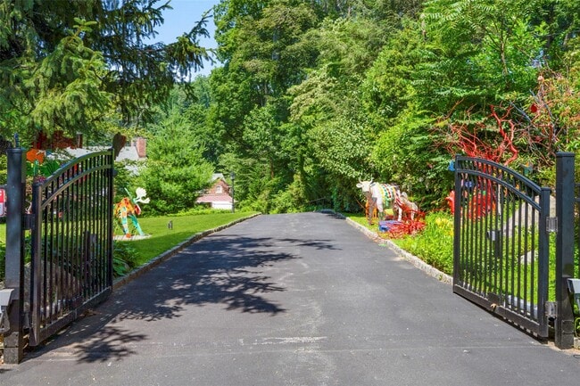 Building Photo - 400 Beechmont Dr