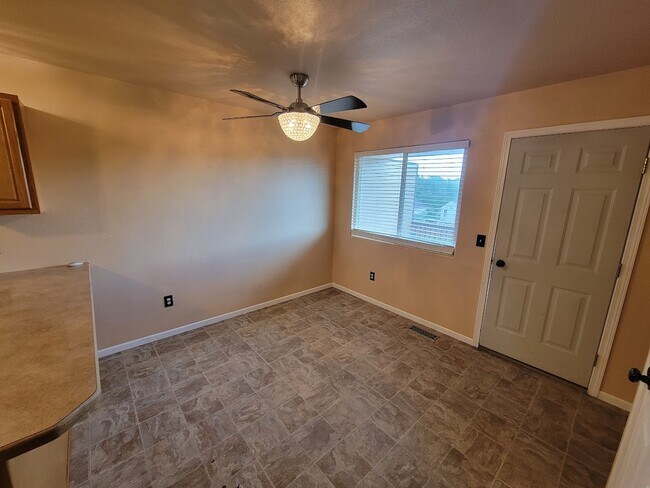 Foto del edificio - 714 Joy Ave