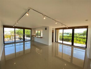 Building Photo - 801 N Venetian Dr