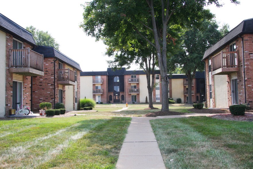 Forest Lake Apartments Rentals Ballwin, MO