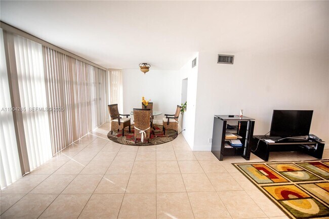 Foto del edificio - 200 Leslie Dr