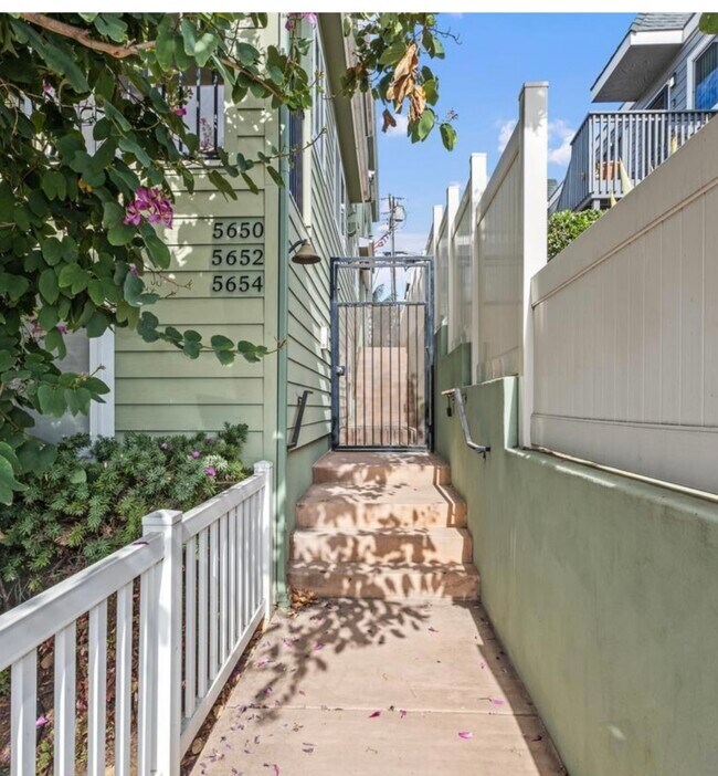 Building Photo - 5654 Lauretta St