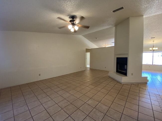 Building Photo - 3/Bed 2/Bath Home available