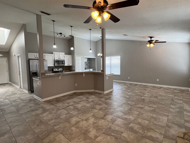 Foto del edificio - 3 Bedroom - 2 Bathroom - 2 Car Garage